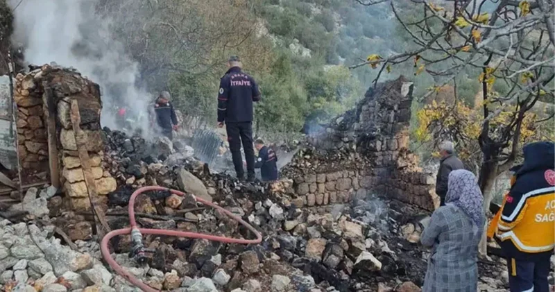 Adana da yanan ev çöktü: Alzheimer hastası kadını arama çalışmaları devam ediyor