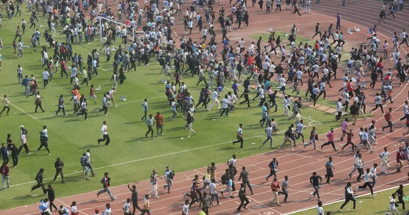 Messi ye sinirlenen hayranları stadyumu dağıttı