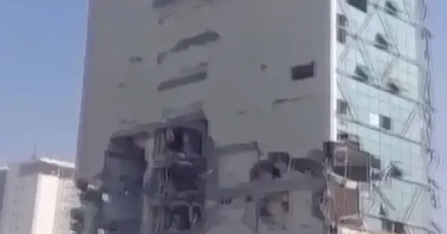 Depremde hasar alan AVM nin yıkılma anı kamerada VİDEO İZLE