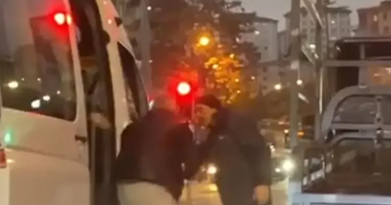 Ümraniye de servis şoförünün kağıt toplayan kişiye yumruklu saldırısı kamerada