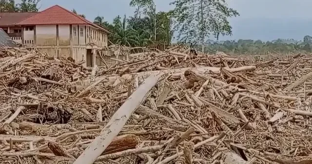 Endonezya da sel felaketi: Mahalle molozlarla kaplandı VİDEO İZLE