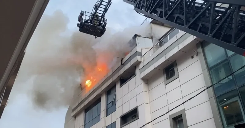 SON DAKİKA... İstanbul Ataşehir deki otelde yangın: Alevler tüm çatı katını sardı