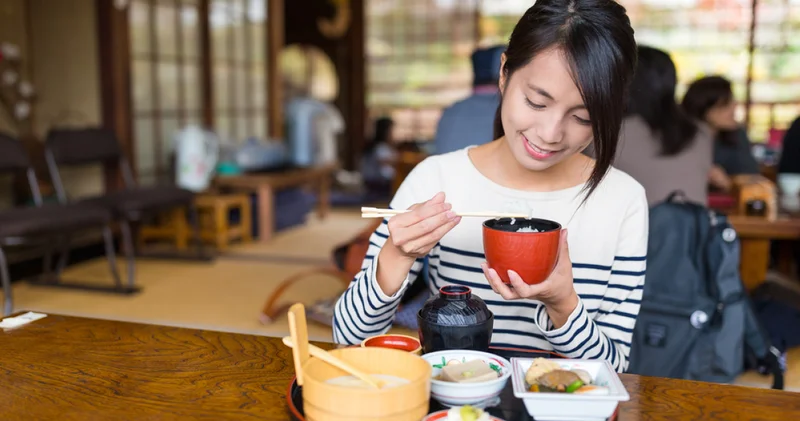 Yemeğinizi tek başına yemeyi mi tercih ediyorsunuz? Yalnız yemek yeme kültürü: Japonya bu konuda neden öncü?
