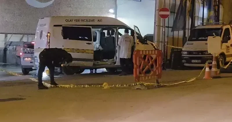 Bayrampaşa da motosikletli şüpheliler benzin istasyonun yanında havaya ateş açıp kaçtı