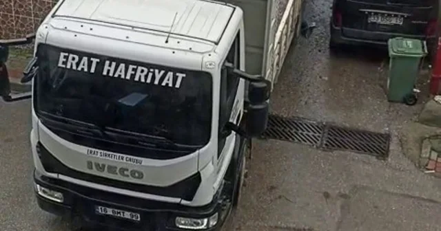 Bursa da bir kamyon sokak arasındaki araca ağır zarar verip kaçtı Bursa Haberleri