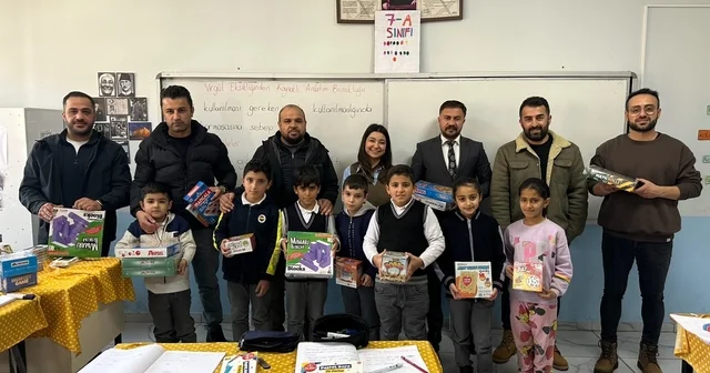 Yüksekova da 16 okula 440 farklı eğitim ve zeka oyunu seti ile kırtasiye malzemesi hediye edildi Hakkari Haberleri