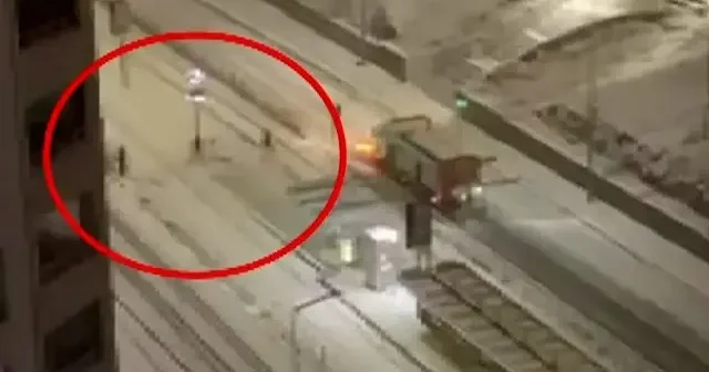 Kayseri de kar topu isabet eden kar küreme aracı refüje çarptı VİDEO İZLE