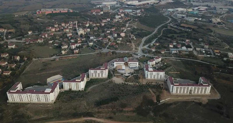 Fırtınadan dökülen yurtta barınma mücadelesi veriyorlar: Deprem korkuları sürüyor