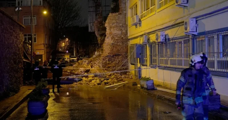 Beyoğlu nda tarihi bina yola devrildi: Faciadan şans eseri dönüldü