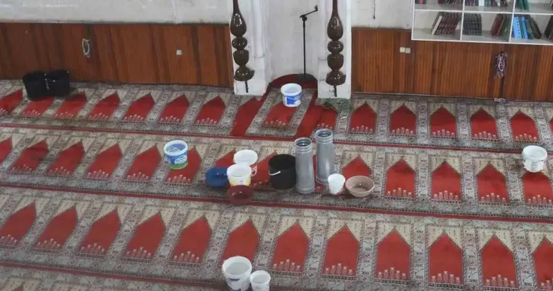 201 yıllık camide cemaatin akan çatı çilesi Adana Haberleri