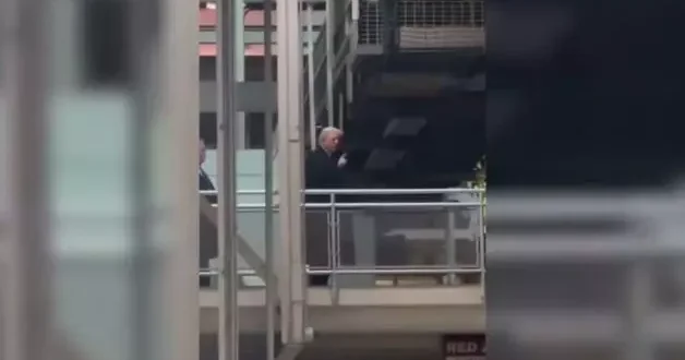 Trump tan fabrika çalışanına tepki çeken parmak hareketi