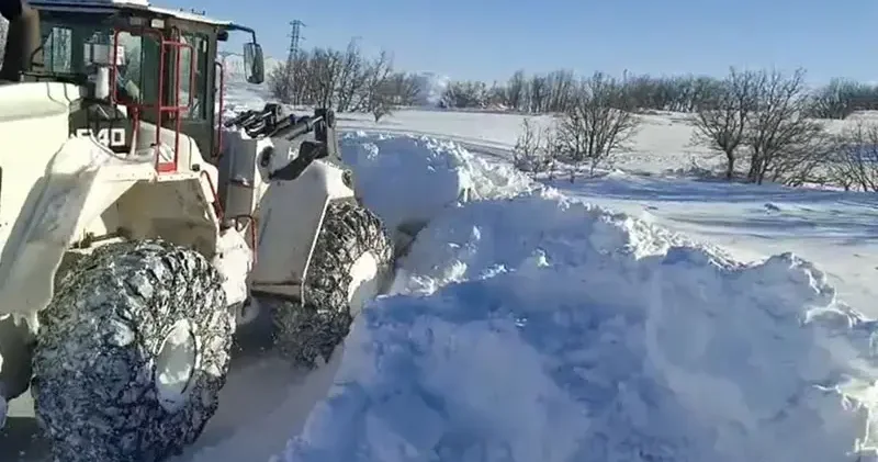 Malatya da kardan kapanan 66 yerleşim yeri ulaşıma açıldı; acil hastalar sağlıkçılara ulaştırıldı