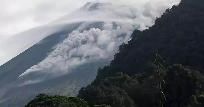 Endonezya daki Marapi Yanardağı yeniden kül püskürttü