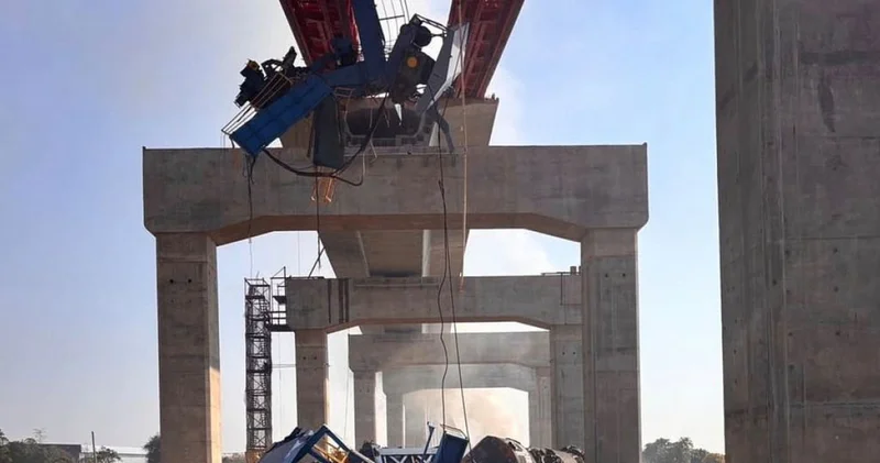 Tayland da üzerine inşaat vinci düşen trenin devrilmesi sonucu çok sayıda kişi öldü Dış Haberler