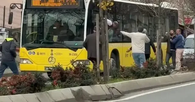 İETT şoförü otobüsü yolda bırakıp camdan atlayarak kavgaya karıştı: O anlar kamerada VİDEO İZLE