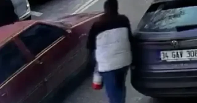 Konya da korkutan araç yangınına esnaftan hızlı müdahale VİDEO İZLE