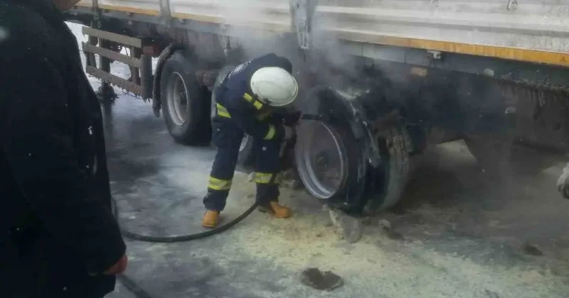 Seyir halindeki tırın lastikleri yandı