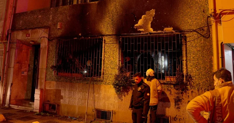 Kadıköy de 4 katlı binada yangın: 1 i ağır 8 yaralı