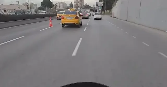 Sapağı kaçıran sürücü trafiği birbirine kattı: O anlar kask kamerasına kaydedildi VİDEO İZLE