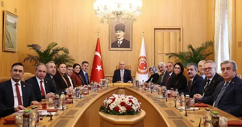 Bebek Ölümlerini Araştırma Komisyonu raporunu, TBMM Başkanı Kurtulmuş a sundu