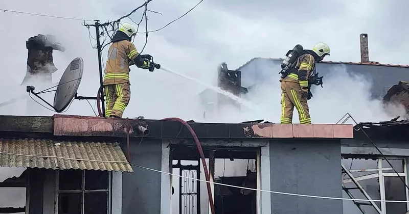 Bursa’da müstakil evde yangın: Dumandan etkilenen yaşlı adam hastaneye kaldırıldı