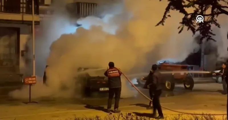 Bolu’da park halindeki otomobil küle döndü