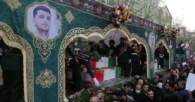 Tahran’da gösterilerde hayatını kaybeden emniyet görevlilerine veda VİDEO İZLE