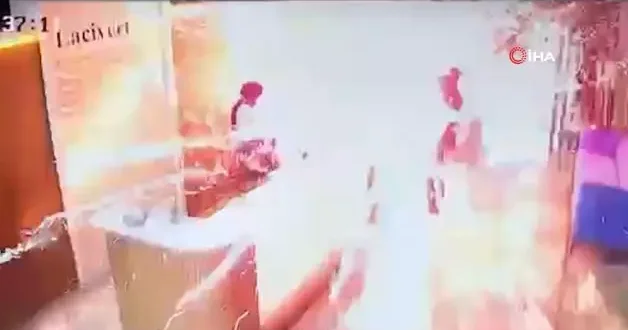 Zeytinburnu nda siteye getirilen kargo paketi patladı! O anlar güvenli kamerasına yansıdı