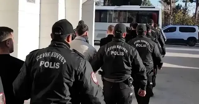 Mersin de dolandırıcılık yaptıkları iddiasıyla yakalanan 15 zanlıdan 10 u tutuklandı VİDEO İZLE