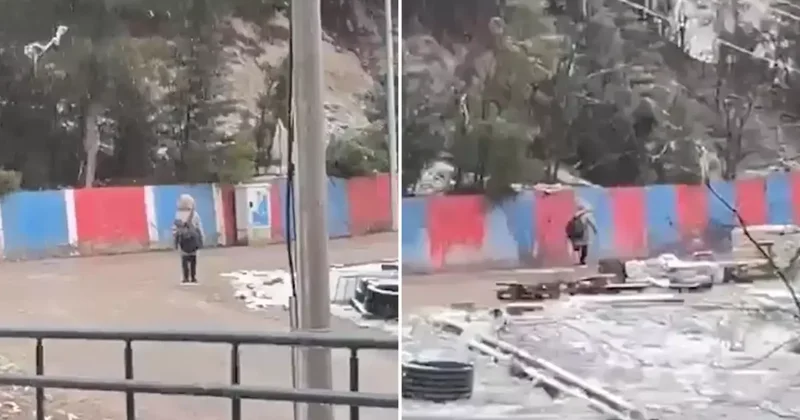 Kar yağarken İstiklal Marşı na saygı duruşunda bulunan minik, gönülleri fethetti