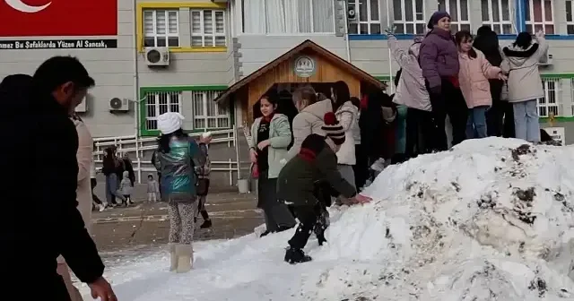 Adana’da öğrencilere kar sürprizi unutulmaz anlar yaşattı VİDEO İZLE
