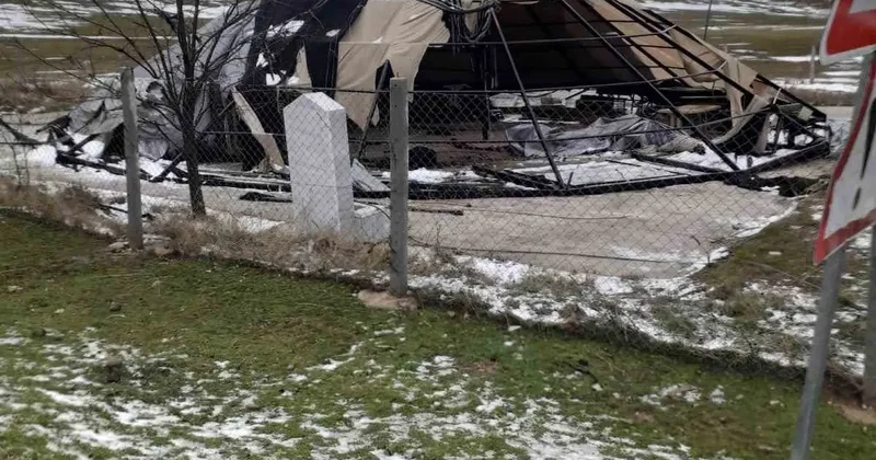 Çadır salon şiddetli rüzgara dayanamayarak parçalandı