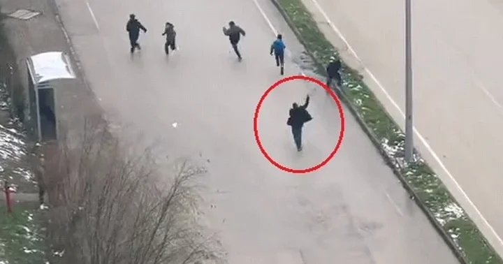 Bursa da otobüs şoförü kar topu atan çocukları sopayla kovaladı! O anlar kamerada