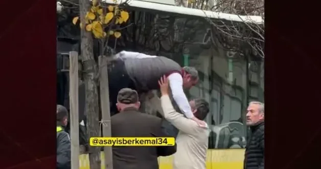 İETT şoförü trafikte sinirlerine hakim olamadı camdan kavgaya fırladı