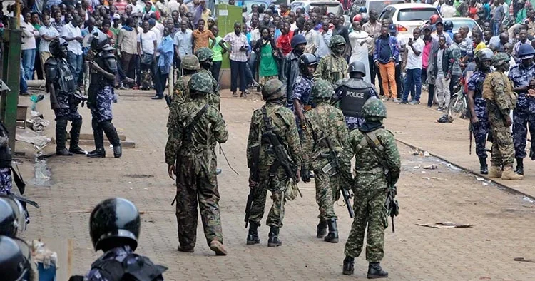 Seçime bir gün kala ülke karıştı: İnternet kesildi, asker sokağa indi