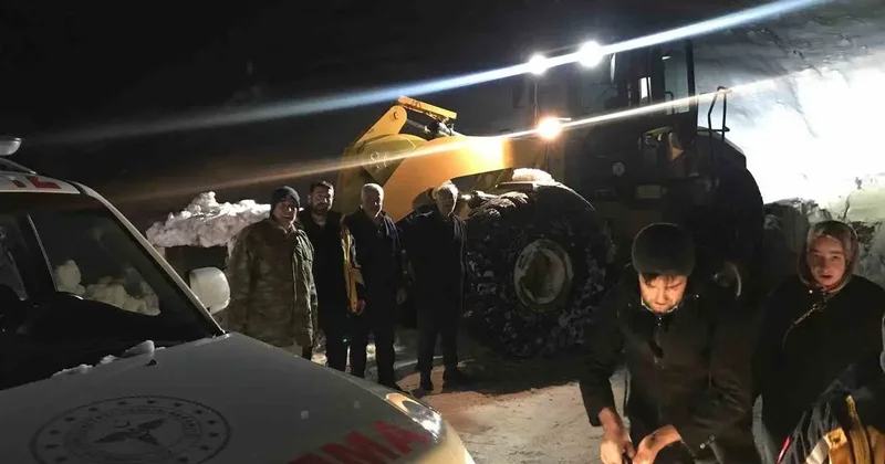 Hastaya ulaşmak için 4 saat boyunca yol açıldı