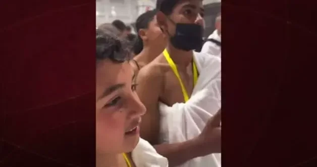 Gözyaşları Kabe nin örtüsüne karıştı! Gazzeli yetimler Beytullah a kavuştu