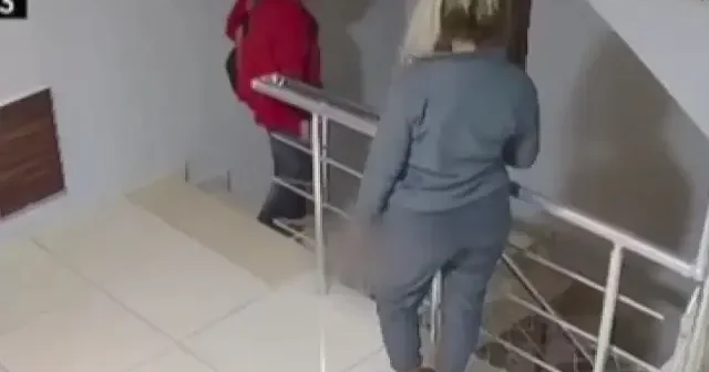 Rahatlıkları pes dedirtti: Sigara içerek katları gezen hırsızlar beğendikleri ayakkabıyı alıp gitti VİDEO İZLE