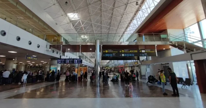 Ölü eşini yolcu gibi uçağa bindirmeye çalıştı