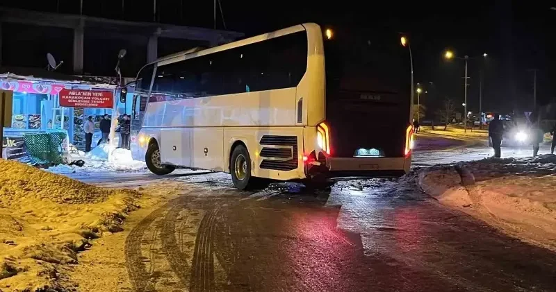 Elazığ’da facianın eşiğinden dönüldü: Otobüs devrilmekten son anda böyle kurtuldu Elazığ Haberleri