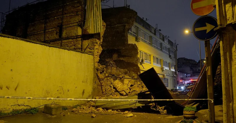 Beyoğlu nda binanın duvarı yıkıldı