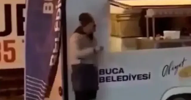 Vatandaştan CHP li Buca Belediyesi ne tepki: Maaş verilmiyor yollar bozuk gelip çorba dağıtalım VİDEO İZLE