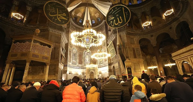 MİRAÇ KANDİLİ NAMAZ KILINIŞI: Miraç Kandil namazı nasıl kılınır, nasıl niyet edilir, kaç rekattır? Kandil namazı ne zaman, saat kaçta kılınır?