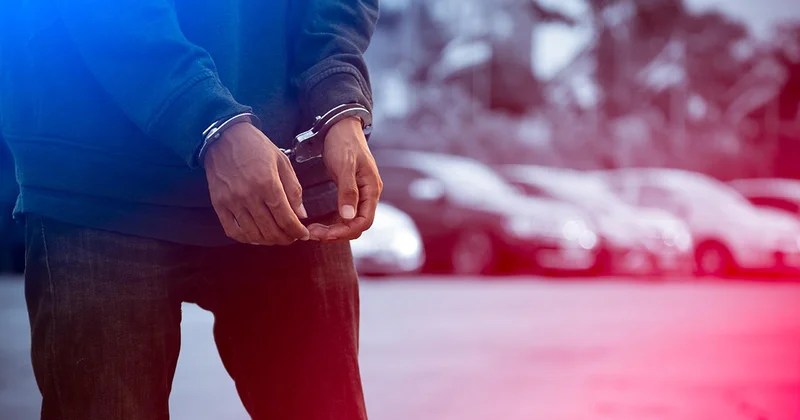 Siteye bırakılan kargo paketi patladı: 6 gözaltı