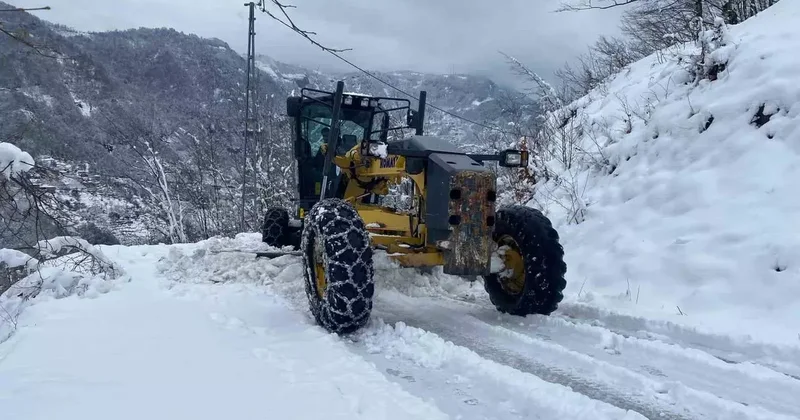 Trabzon’da kar yağışı nedeniyle kapanan mahalle yolları ulaşıma açılıyor