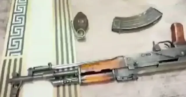Evde Kalaşnikof piyade tüfeği ile el bombası ele geçirildi VİDEO İZLE