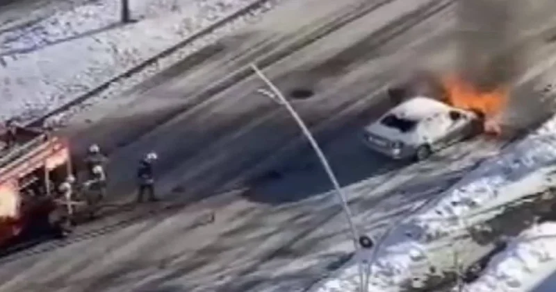 Otomobil yolun ortasında alev aldı! O anlar kamerada