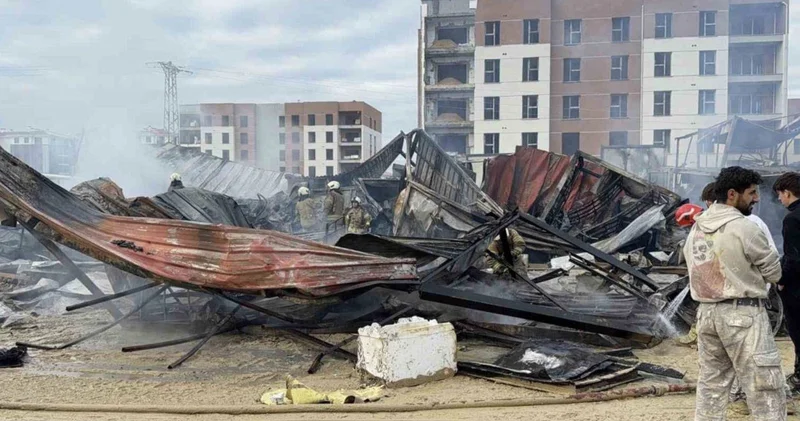 Arnavutköy de işçi konteynırında yangın: Ekipler müdahale ediyor