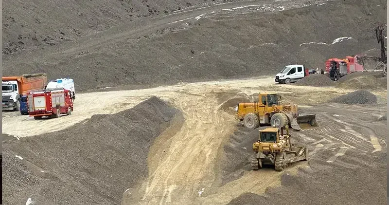 Taş ocağı sahasında devrilen kamyonun şoförü öldü