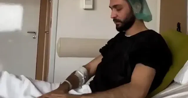 Ameliyat öncesinde eşinin teyemmüm alabilmesi için taş bulup getirdi: O anlar izleyenleri duygulandırdı VİDEO İZLE